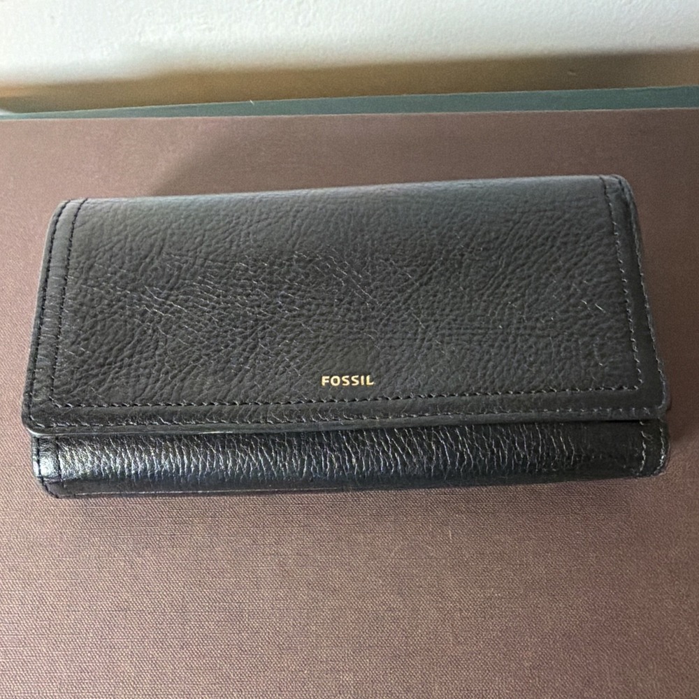 FOSSIL Logan RFID Genuine Leather Black Bi-fold Women's Clutch Wallet